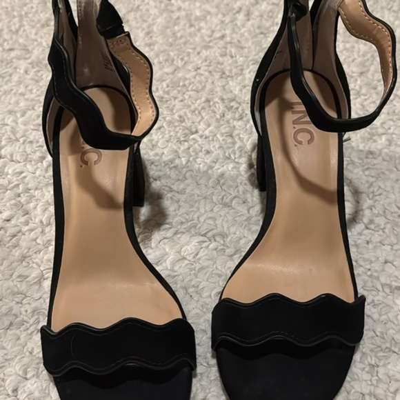 Selling shoes and bags - Picture 1 of 16